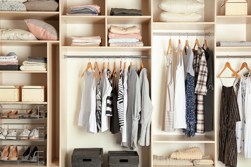 Sólo un tipo de percha es suficiente para tener tu armario en orden,  ¿cuántos tipos de perchas hay en tu armario?